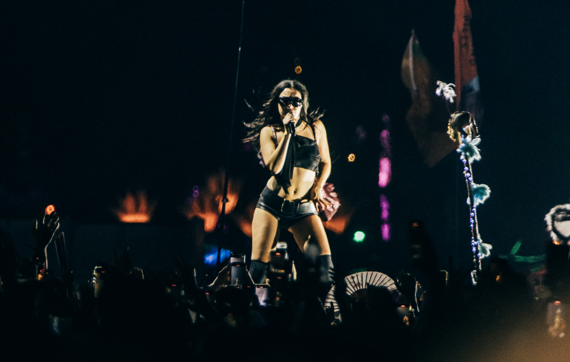 Il nuovo film A24 di Charli XCX "The Moment" condivide una nuova clip teaser