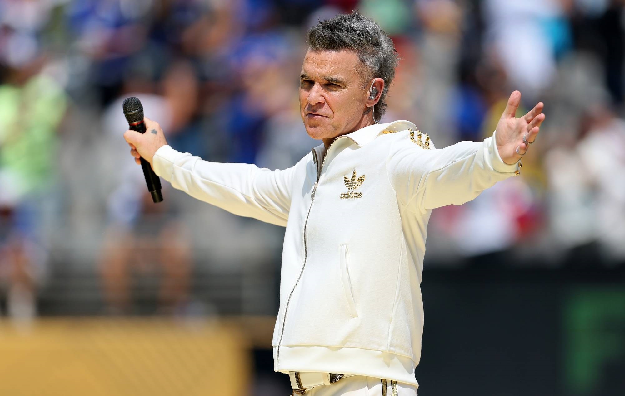 Il tour "Dream" "Dream" di Robbie Williams a causa del numero di "pubblica sicurezza" a causa del numero di "pubblica sicurezza"