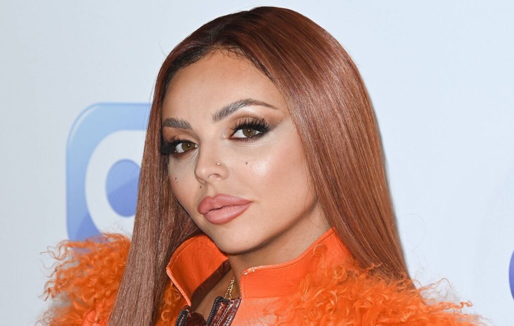 Jesy Nelson delle Little Mix “non si è mai sentita più orgogliosa del suo corpo” dopo la nascita dei gemelli