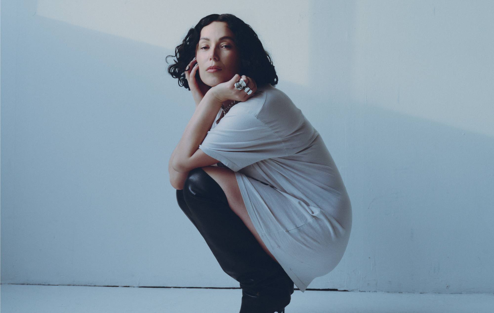 Kelly Lee Owens annuncia il nuovo EP "Kelly" con il singolo urgente "Ascend"