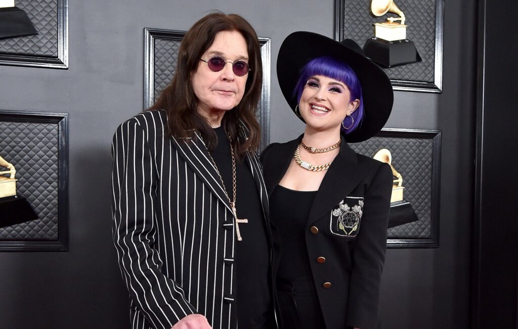 Kelly Osbourne ringrazia i fan a Birmingham dopo aver accettato il premio a nome di Ozzy Osbourne