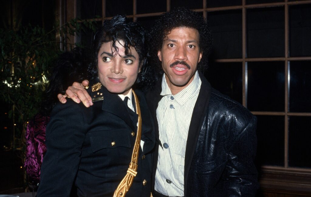 Lionel Richie dice che Michael Jackson è stato soprannominato "puzzolente" per la povera igiene e "indosserebbe i pantaloni fino a quando non erano insopportabili"
