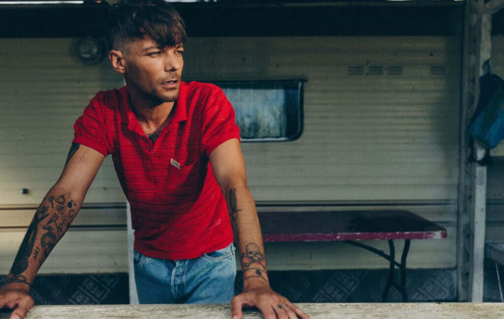 Louis Tomlinson condivide il singolo ispirato a Funk "Lemonade" per annunciare il nuovo album "Come ho fatto qui?" e 2026 Tour del Regno Unito e dell'Irlanda