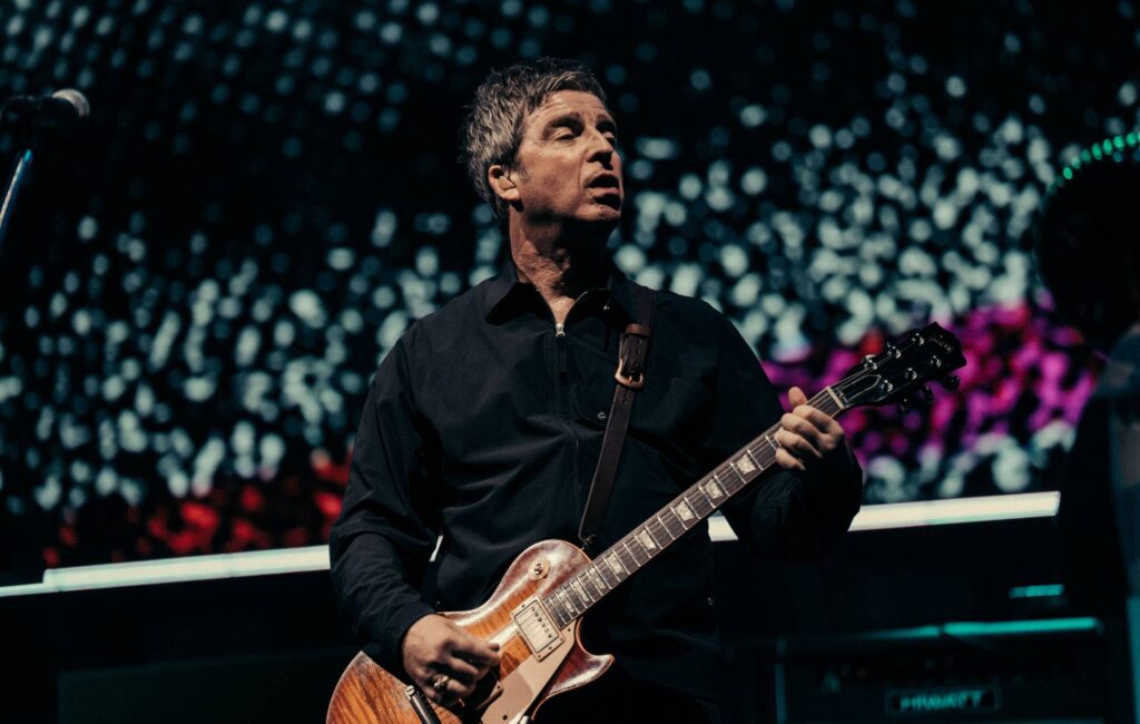 Noel Gallagher stuzzica i fan con una parte di "Listen Up" durante lo show degli Oasis a Seoul