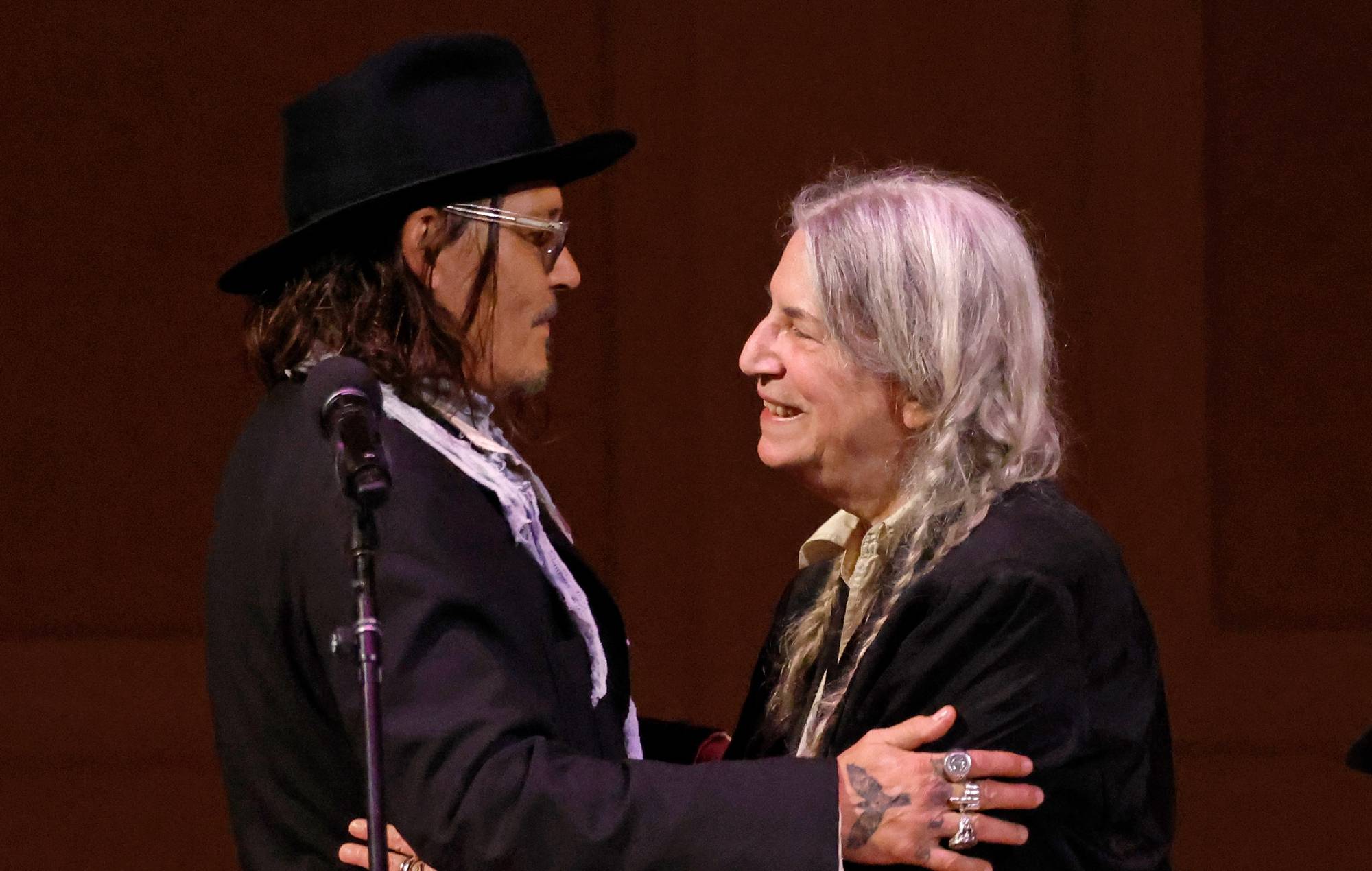 Patti Smith esegue "People Have The Power" con Johnny Depp allo spettacolo "Horses" di Londra