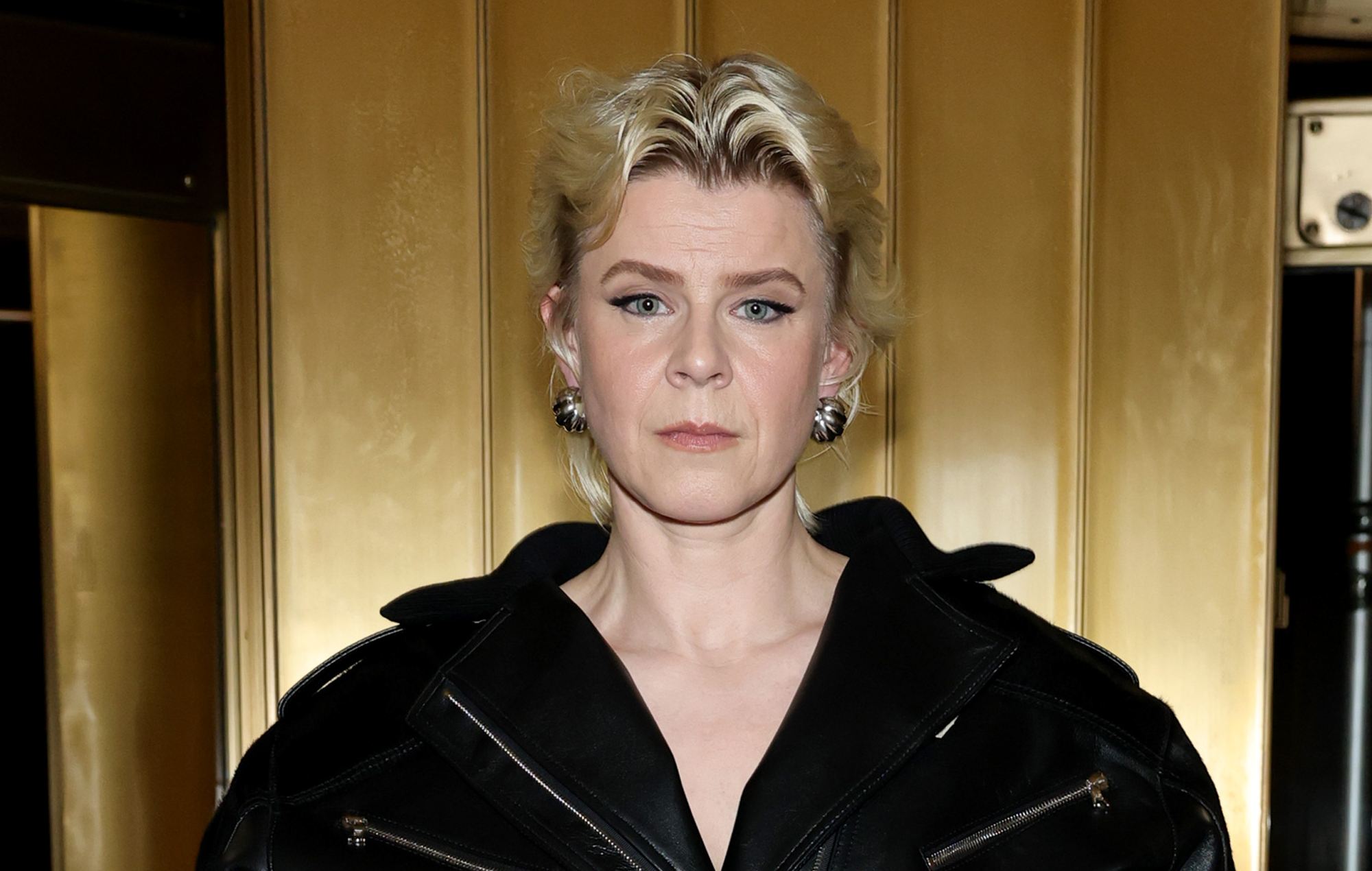 Robyn prende in giro la nuova musica allo spettacolo della moda di Paris di Acne Studios