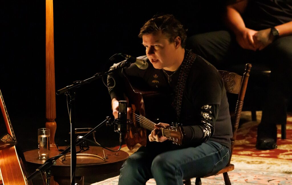 Ryan Adams rilascia una dichiarazione e si scusa con i fan dopo aver definito l'Australia "il peggior paese in cui abbia mai suonato" dopo il crollo sul palco e aver detto che ha finito con i tour internazionali