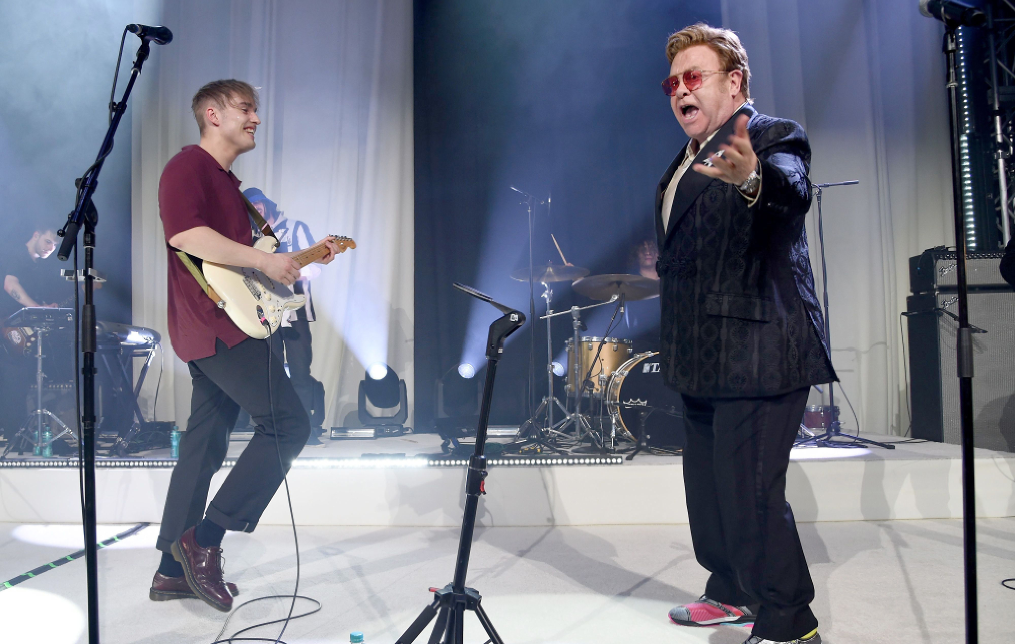 Sam Fender annuncia il nuovo singolo "Talk To You" con la "leggenda" Elton John al piano