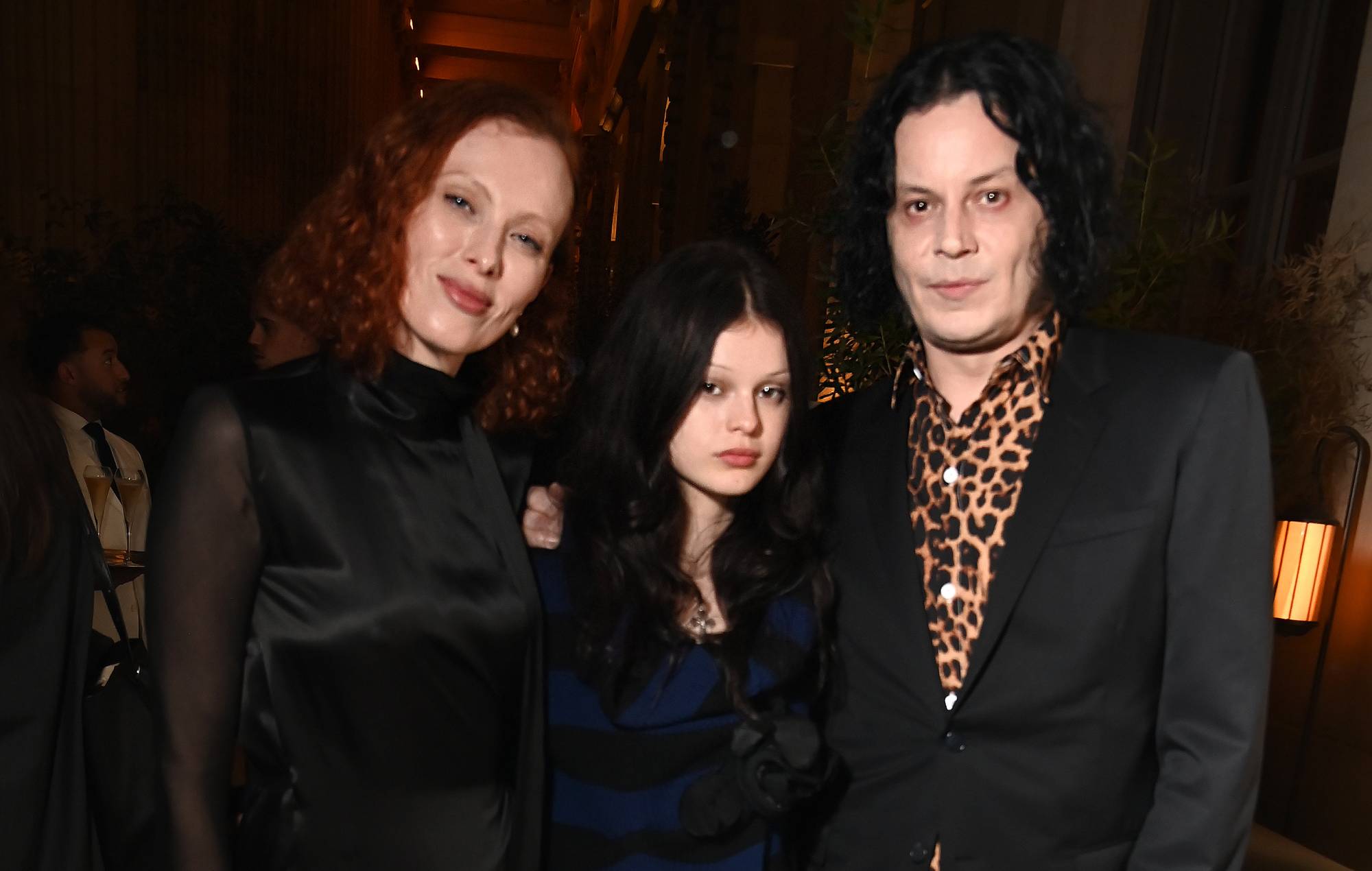 Scarlett White condivide Tiktok con i genitori Jack White e Karen Elson dopo aver camminato per la prima pista di moda a Parigi