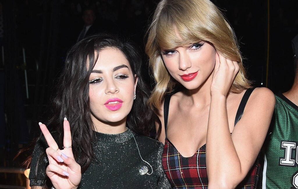 Taylor Swift dice che "in realtà romantico" è "una lettera d'amore a qualcuno che ti odia"