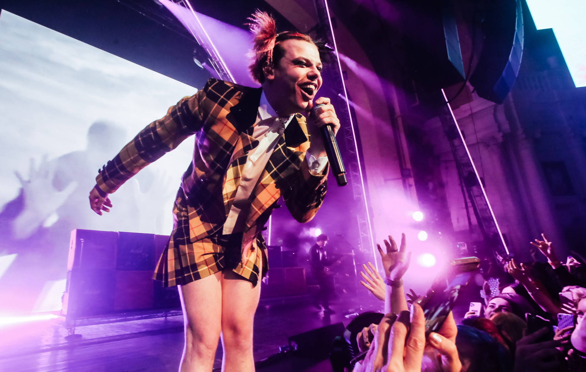 Yungblud reagisce a Billy Corgan confrontandolo con Elton John