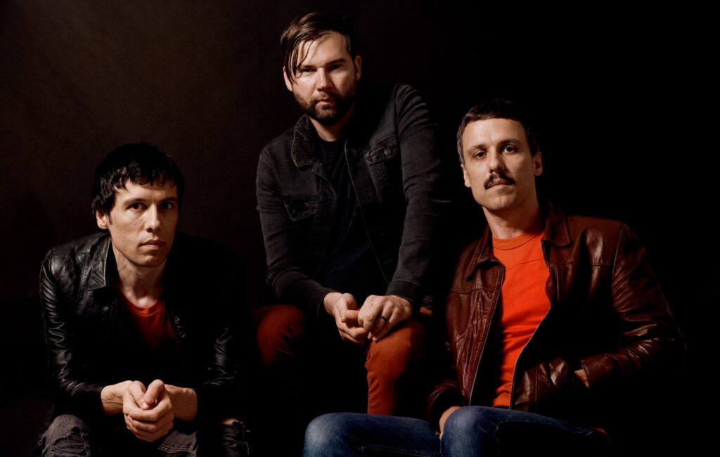 The Cribs – Recensione di 'Selling A Vibe': c'è ancora vita vibrante nei sostenitori dell'indie