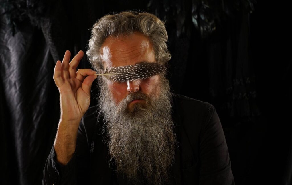 Iron & Wine annunciano il nuovo album "Hen's Teeth" con il singolo toccante "In Your Ocean"