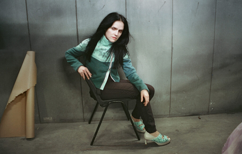 Sassy 009 – Recensione 'Dreamer+': alt-pop distorto e ipnotico che attinge all'inconscio