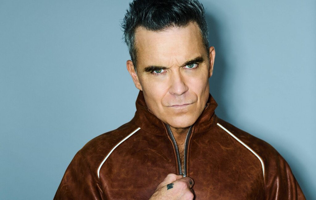 Robbie Williams – Recensione 'Britpop': una lettera d'amore agli anni '90 e un'offerta a vivere per sempre