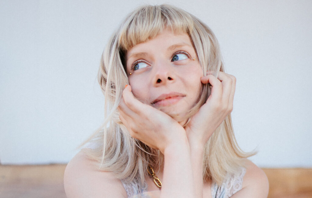 AURORA annuncia il film-concerto "What Happened To The Earth?" in diretta da Città del Messico in arrivo nei cinema