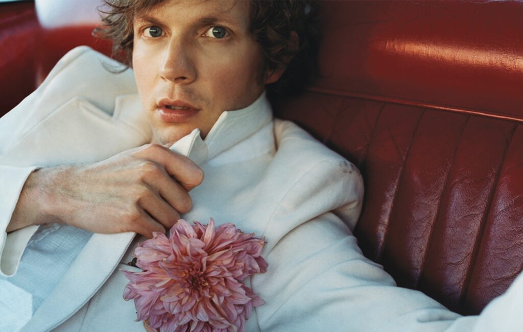 Beck annuncia "Everybody's Gotta Learn Sometime" - "una raccolta amorevolmente curata di rarità, brani profondi e cover"