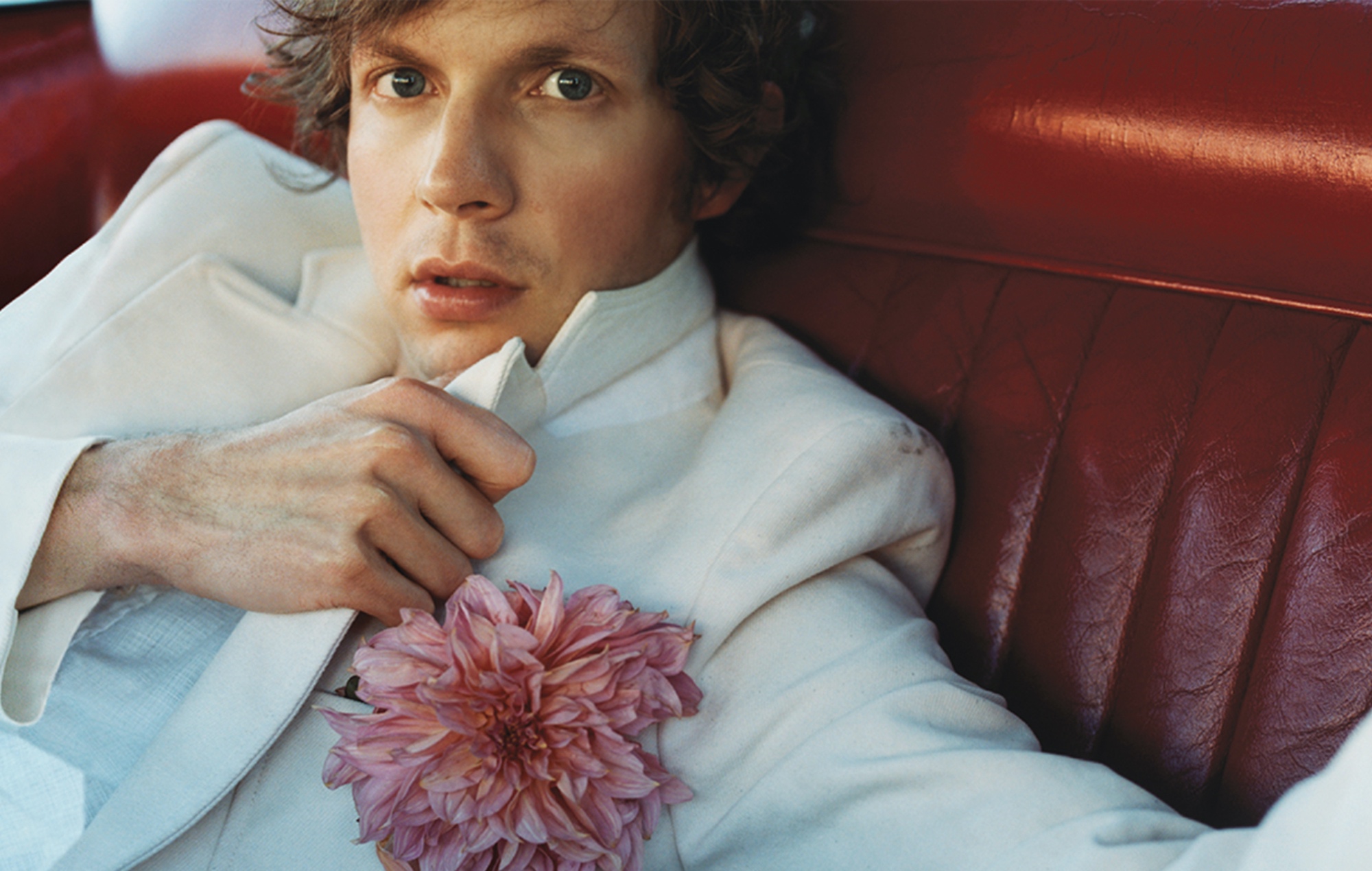 Beck annuncia "Everybody's Gotta Learn Sometime" - "una raccolta amorevolmente curata di rarità, brani profondi e cover"