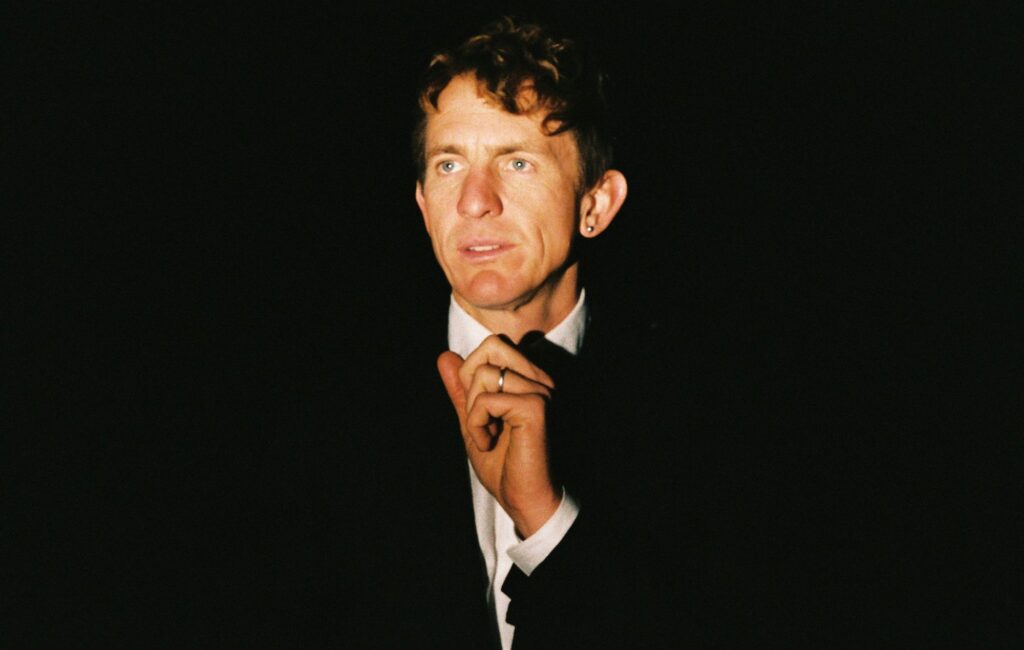 Buck Meek dei Big Thief annuncia il nuovo album "The Mirror" con il nuovo singolo introspettivo "Gasoline"