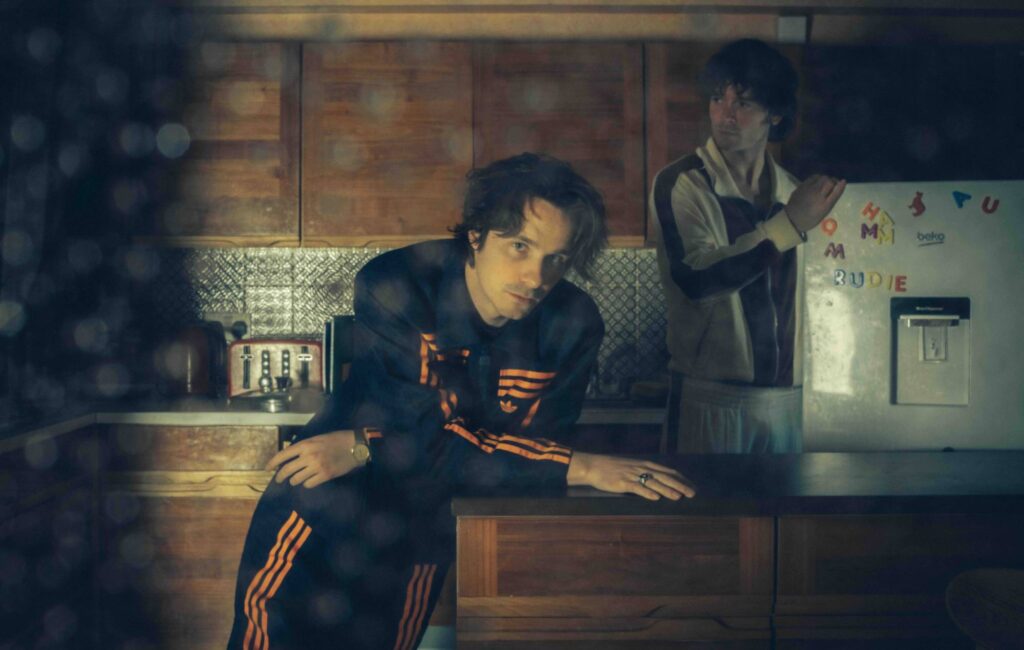 Chilli Jesson e Carlos O'Connell ci parlano del 'Dead Dads Club', della paternità e della perdita di un genitore, e dei piani di Fontaines DC per il 2026