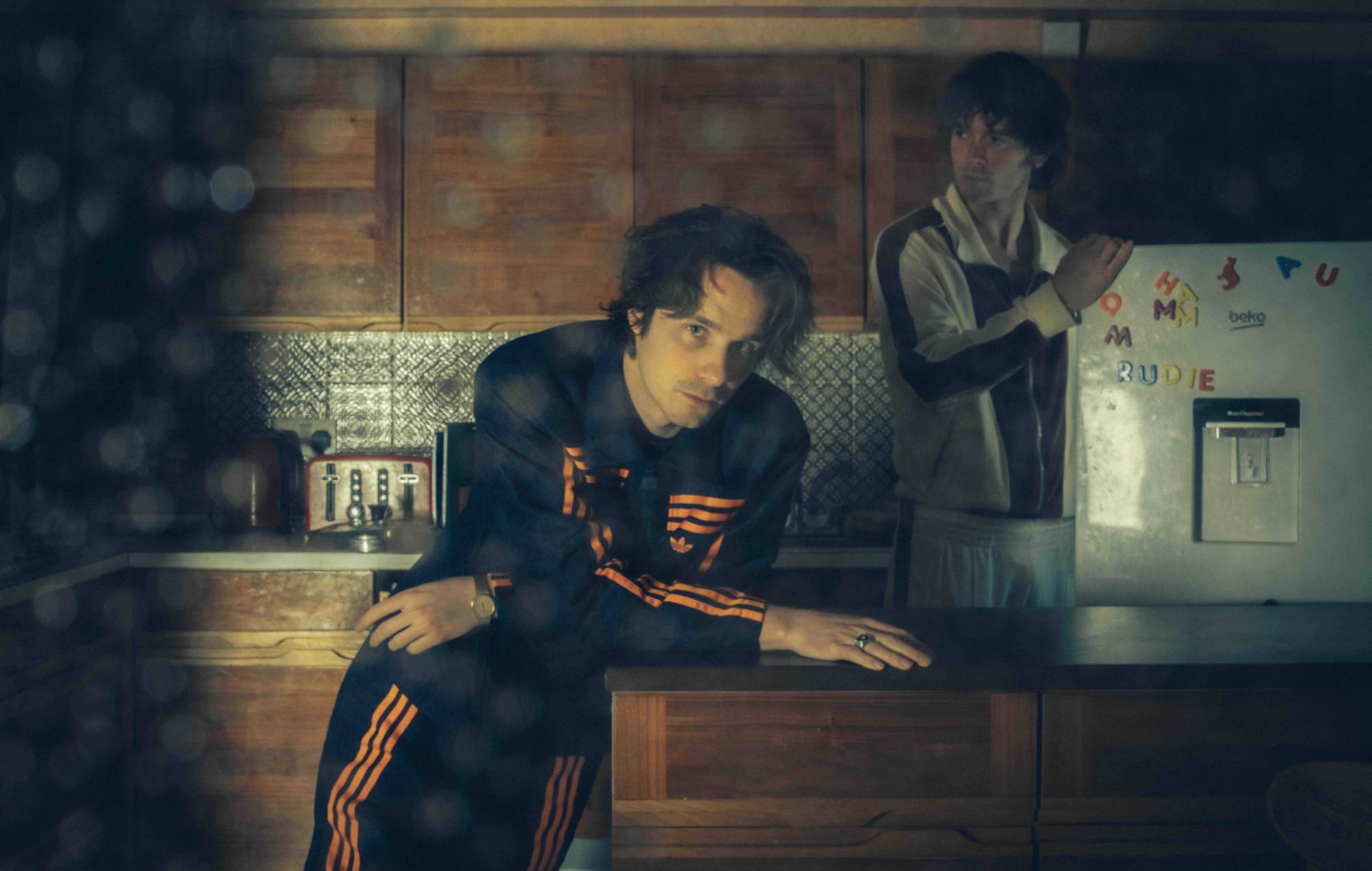 Chilli Jesson e Carlos O'Connell ci parlano del 'Dead Dads Club', della paternità e della perdita di un genitore, e dei piani di Fontaines DC per il 2026