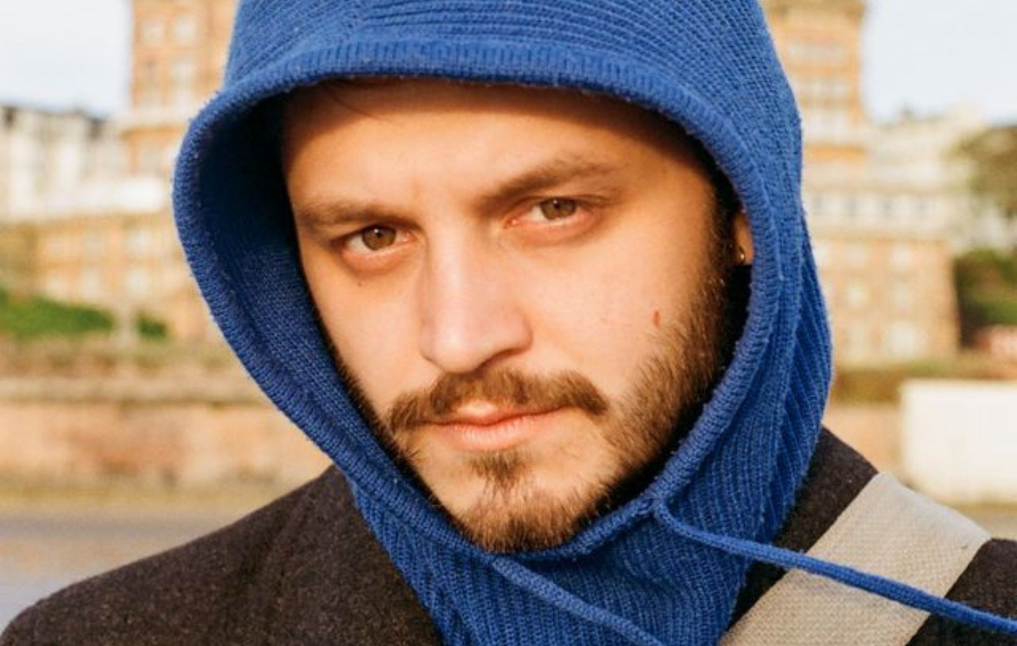 Felix Mackenzie-Barrow dei divorziati lancia il progetto solista Book Of Churches con il singolo pieno di sentimento "Song By A Stranger" e un tour nel Regno Unito