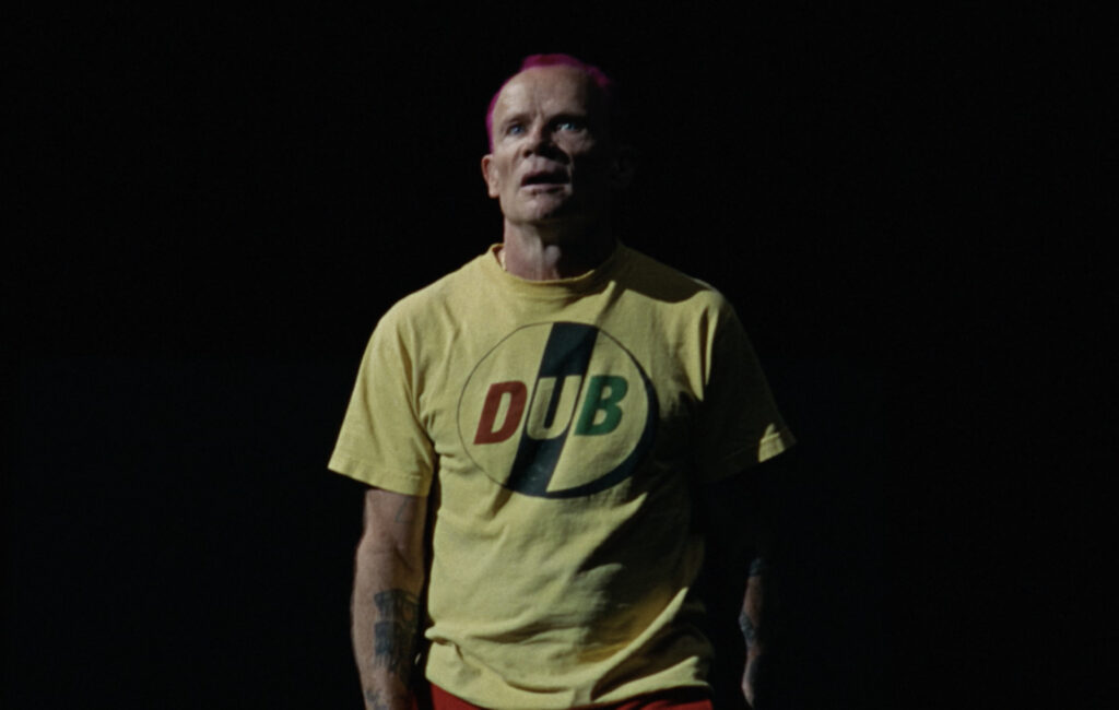 Flea dei Red Hot Chili Peppers annuncia l'album di debutto solista "Honora" – con Nick Cave e Thom Yorke – insieme ad un intimo tour in Nord America, Regno Unito ed Europa