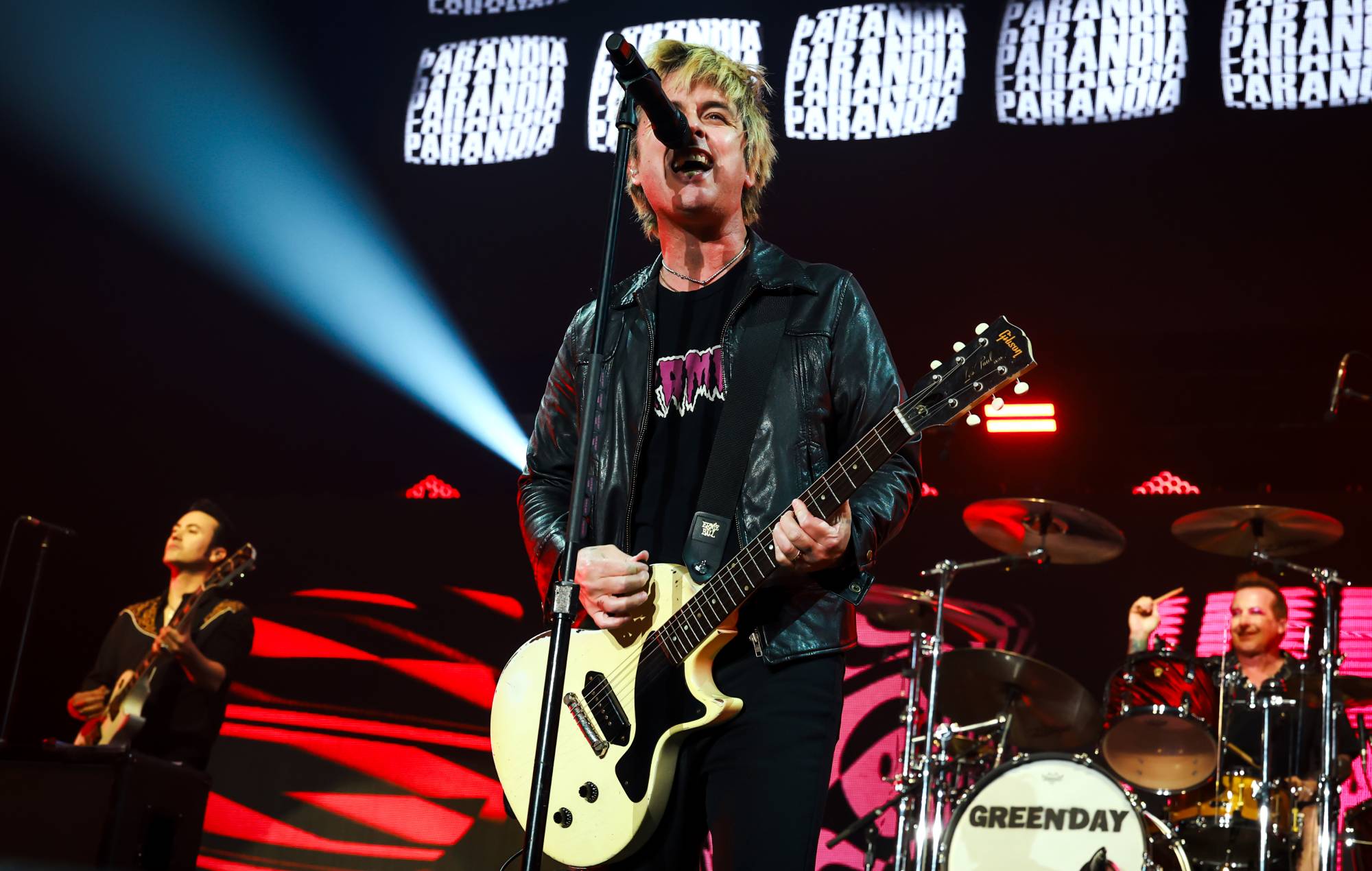 Guarda Billie Joe Armstrong dei Green Day fare il conto alla rovescia per battute al ritorno all'iHeartRadio Festival dopo il famigerato crollo del 2012