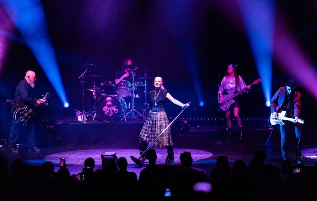 Guarda Shirley Manson dei Garbage riunirsi con gli Angelfish e fare una cover di The Stone Roses a Edimburgo