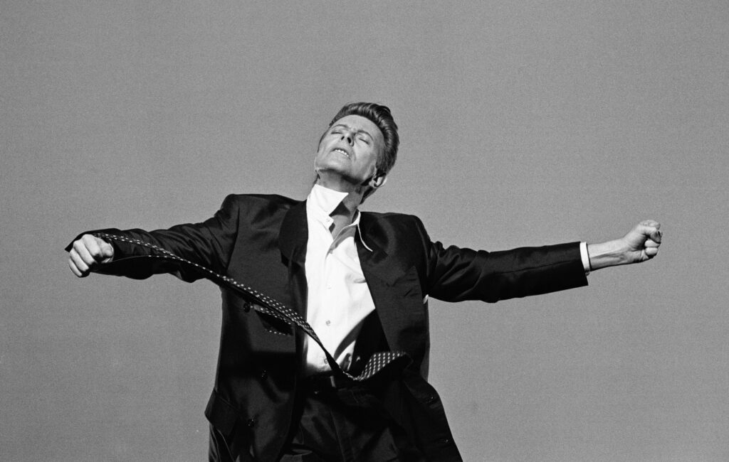 Guarda The Libertines, The Horrors, Anna Calvi, The Molotovs e altri eseguire cover di David Bowie per il nuovo speciale tributo "Heroes Never Die"