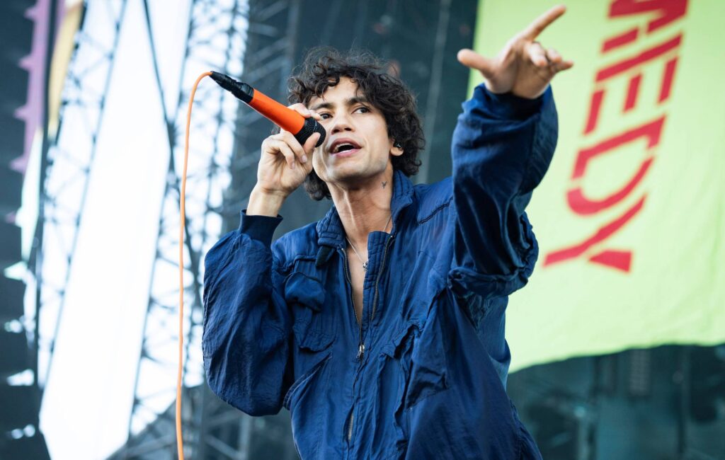 Guarda la cover di Dominic Fike di "South Park Theme" di Primus