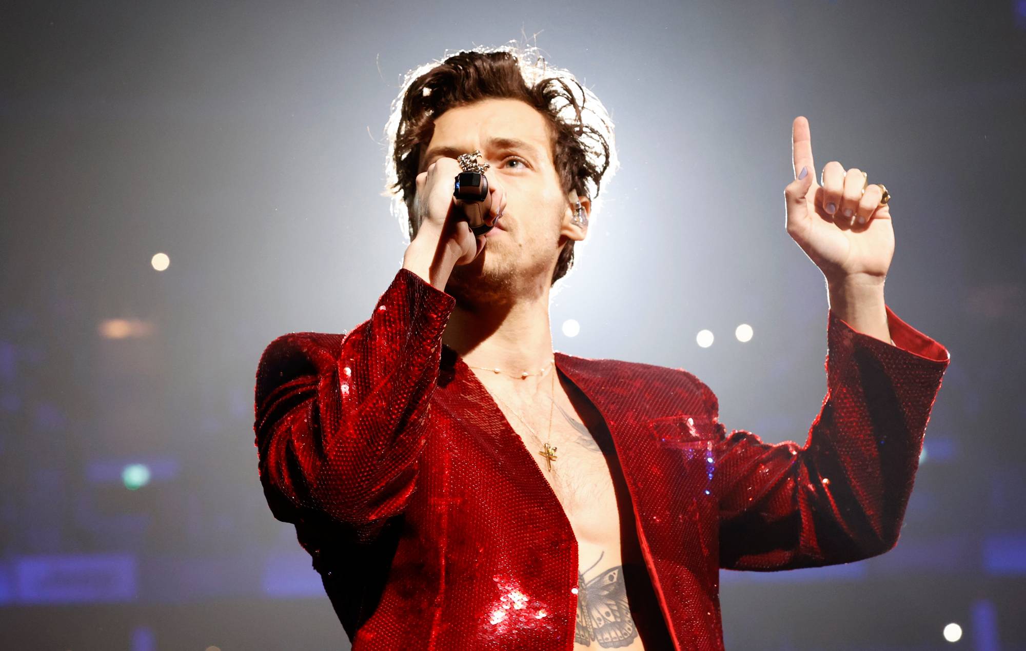 Harry Styles donerà £ 1 per ogni biglietto venduto per il tour negli stadi del Regno Unito del 2026 alla tassa di base di LIVE