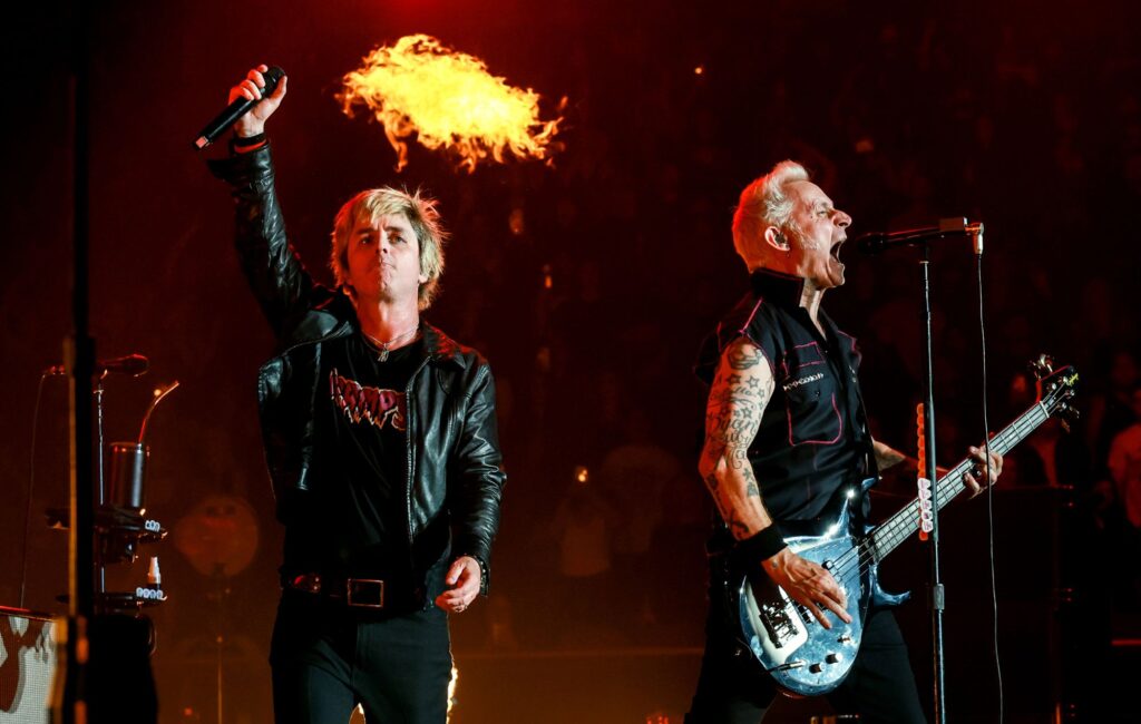 I Green Day parlano a nome del Minnesota e chiamano Stephen Miller allo show in California