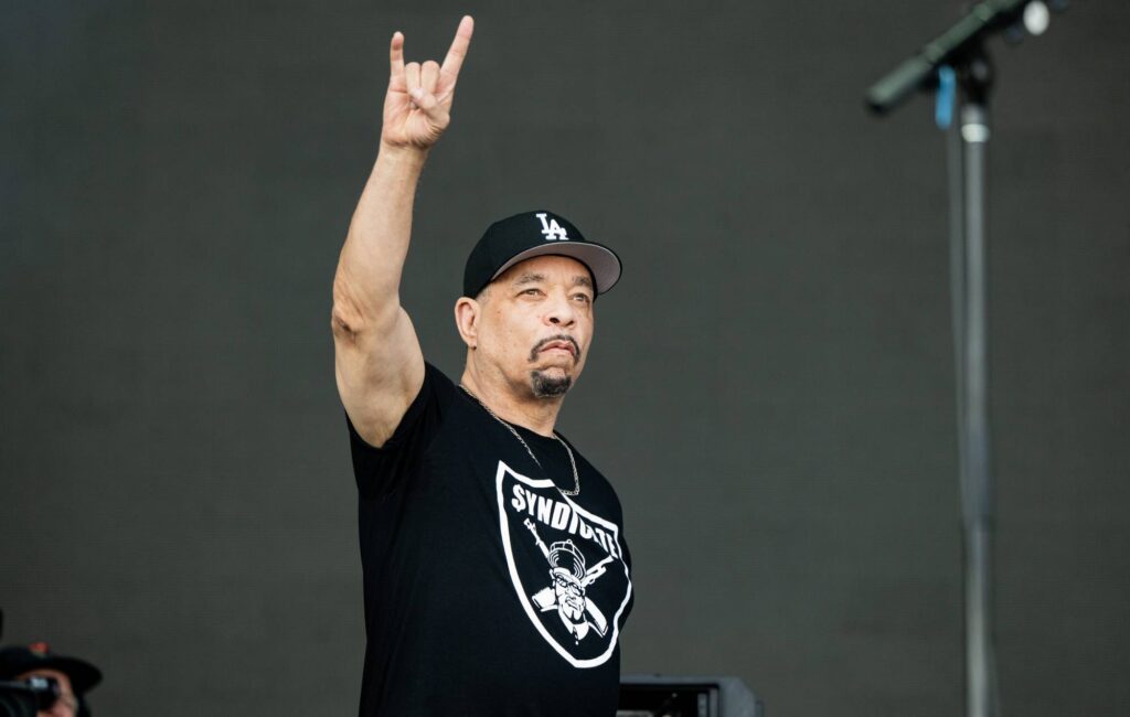 Ice-T "sta solo protestando" mentre cambia il testo di "Cop Killer" in "ICE Killer" con l'America "diretta su un terreno davvero brutto"