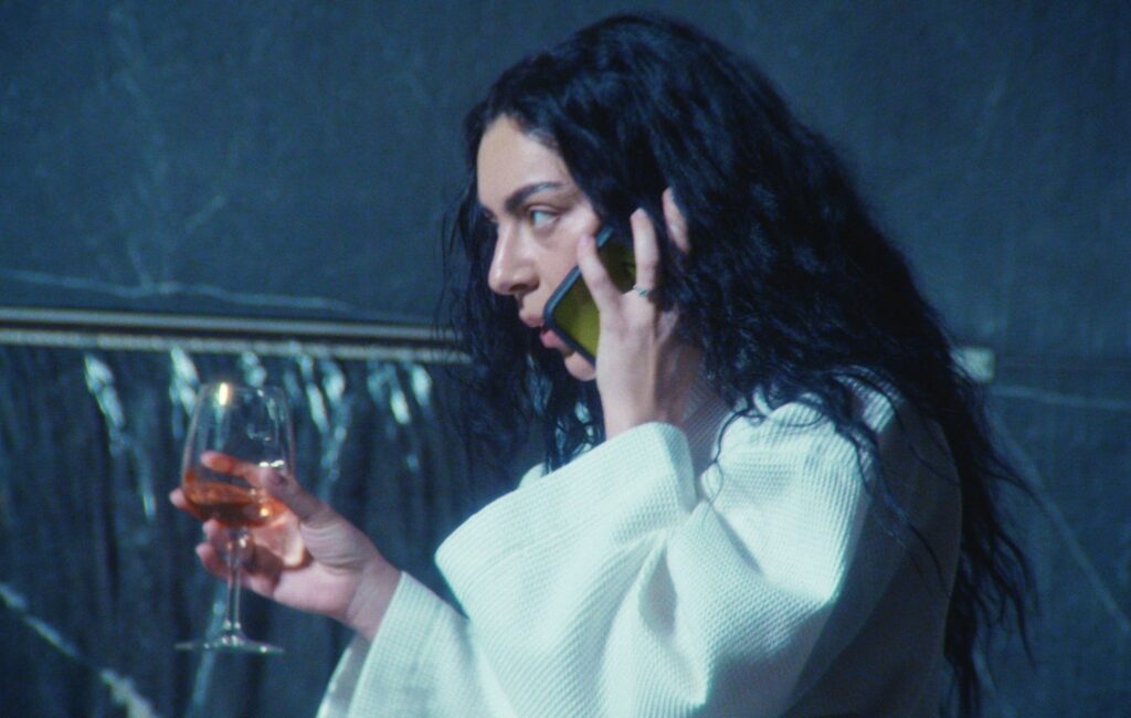 Il mockumentary di Charli XCX "The Moment" annuncia la data di uscita nel Regno Unito