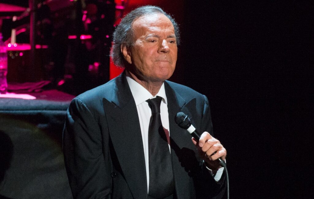 Julio Iglesias risponde alle accuse di abuso sessuale e tratta
