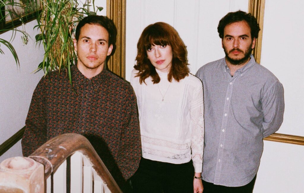 La figlia festeggia i 10 anni di "Not To Disappear" con la vellutata canzone inedita "Not Enough"