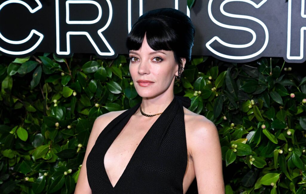 Lily Allen "fugge fuori strada" da un camion mentre guida la sua nuova Porsche