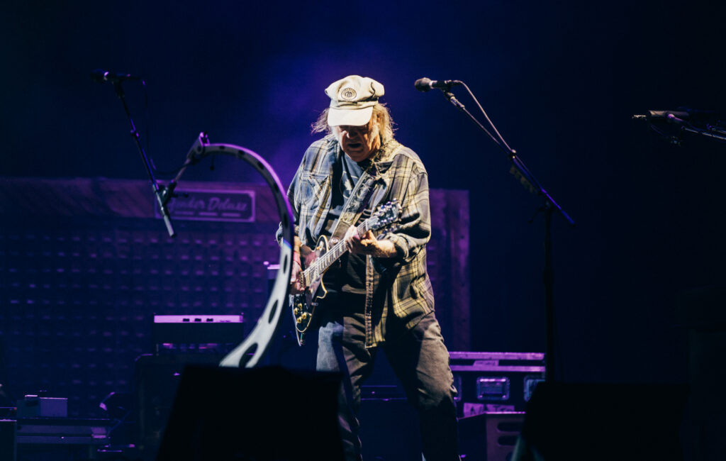 Neil Young regala gratuitamente la sua musica alla Groenlandia mentre fa esplodere Amazon, Bezos e Trump