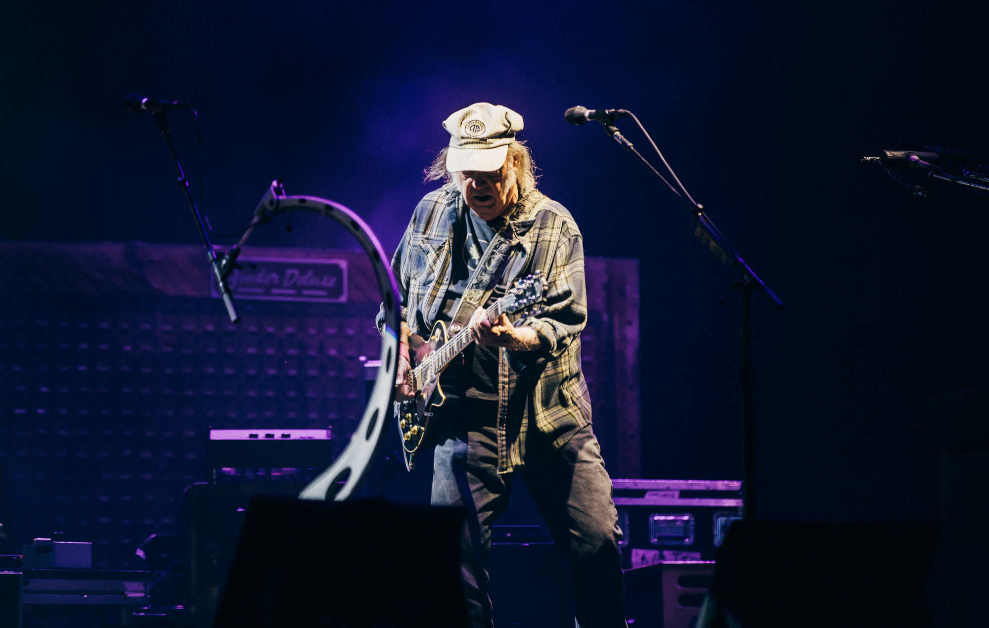 Neil Young regala gratuitamente la sua musica alla Groenlandia mentre fa esplodere Amazon, Bezos e Trump