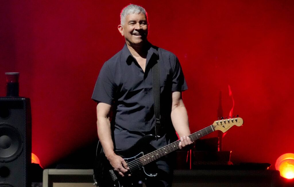 Pat Smear salterà i prossimi concerti dei Foo Fighters a causa di un "bizzarro incidente di giardinaggio"