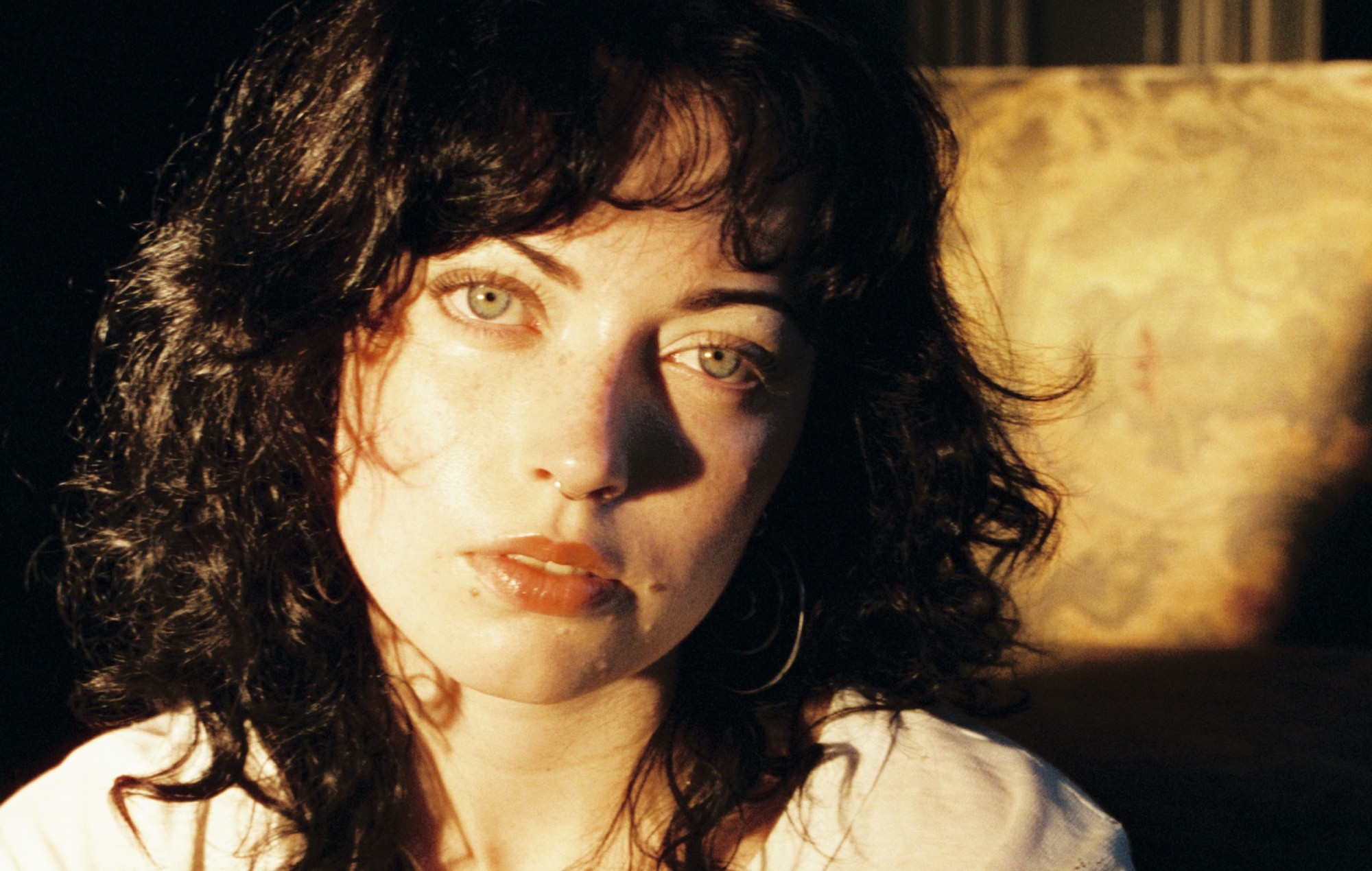 Violet Grohl firma un contratto discografico con la Republic/Island EMI e condivide due nuove canzoni "Thum" e "Applefish"