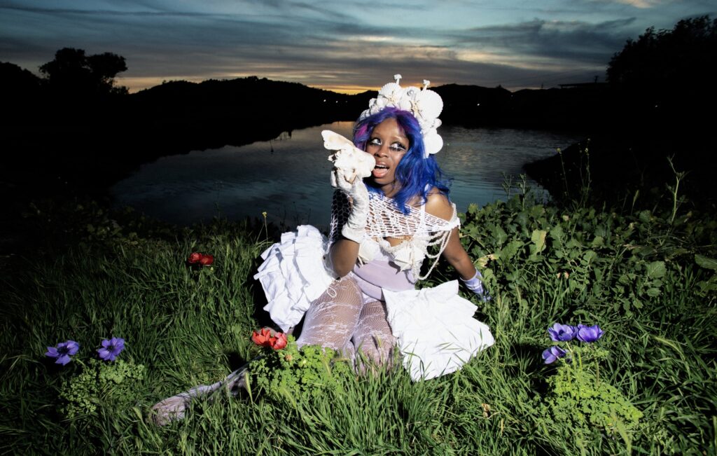 Hemlocke Springs – Recensione di 'The Apple Tree Under The Sea': alt-pop colorato e concept-driven da una futura star