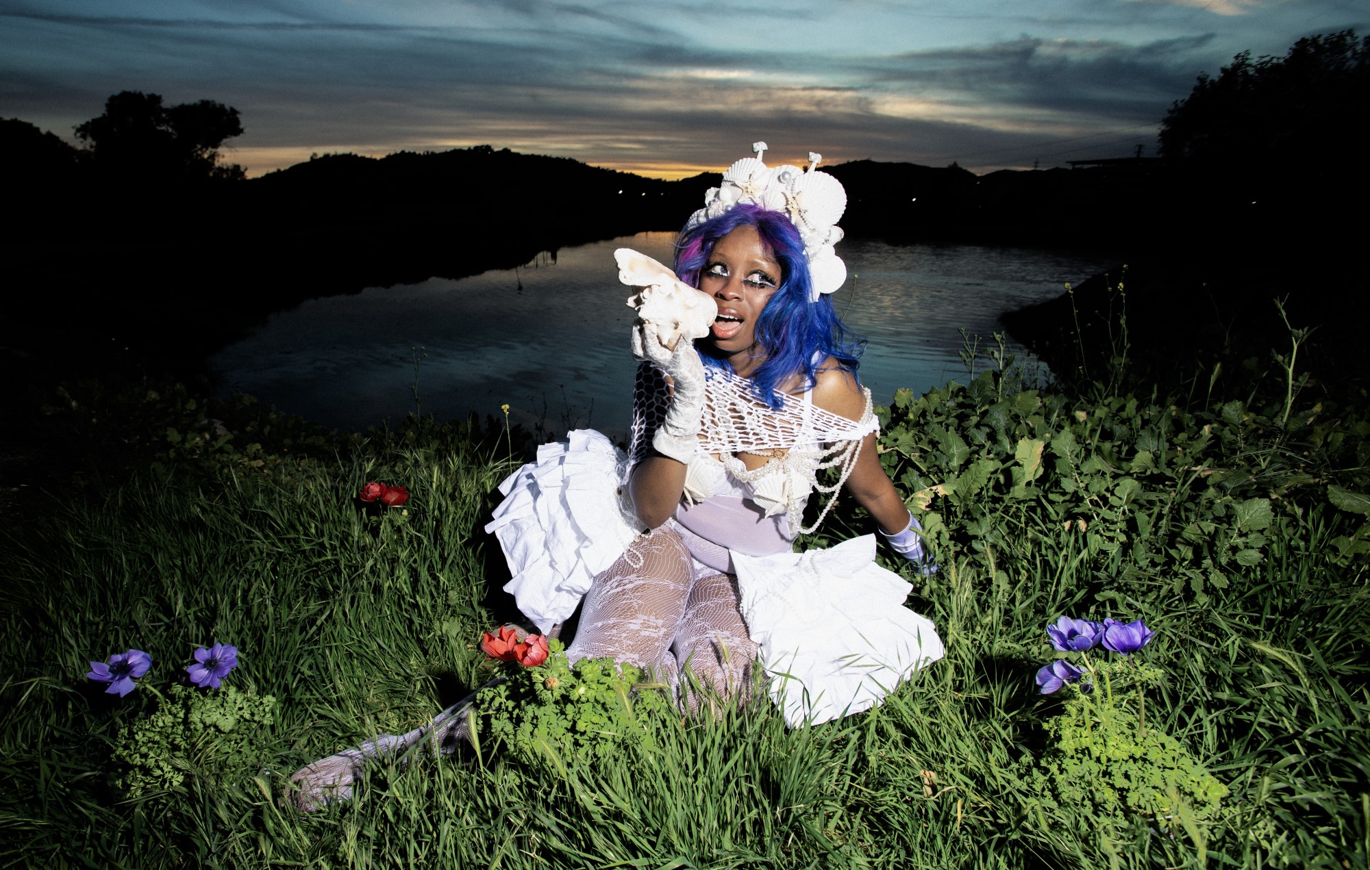 Hemlocke Springs – Recensione di 'The Apple Tree Under The Sea': alt-pop colorato e concept-driven da una futura star