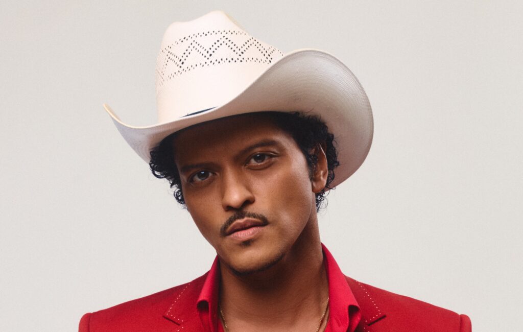 Bruno Mars – Recensione 'The Romantic': bops più pieni di sentimento dall'amante del pop dalla lingua argentata