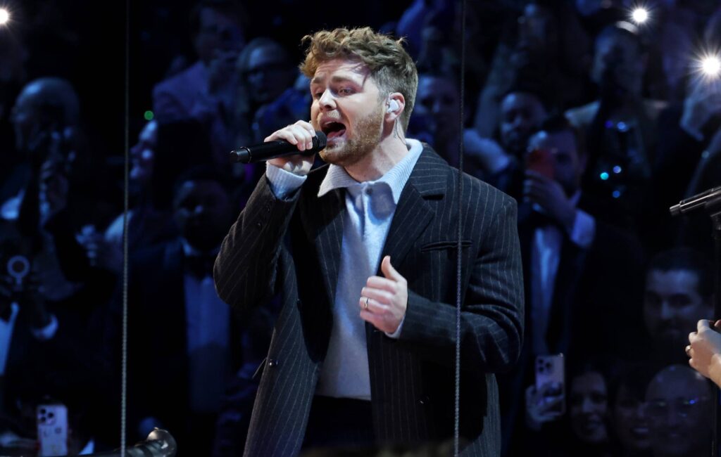 Alex Warren si è aggiunto alla formazione degli artisti dal vivo