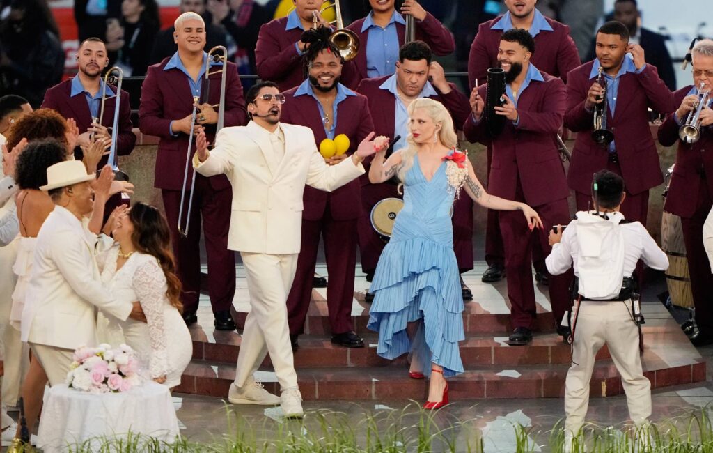 Bad Bunny si unisce a Lady Gaga e Ricky Martin nello splendido e storico spettacolo dell'intervallo del Super Bowl