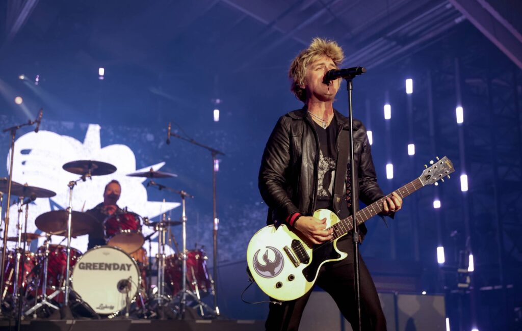 Billie Joe Armstrong dei Green Day dice agli agenti dell'ICE di "lasciare il loro lavoro di merda" prima della cerimonia di apertura del Super Bowl