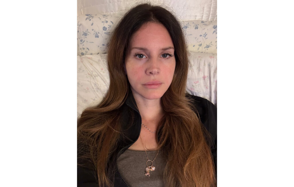 Dai un'occhiata al nuovo singolo spettrale di Lana Del Rey "White Feather Hawk Tail Deer Hunter" – scritto con suo marito, sua sorella e suo cognato