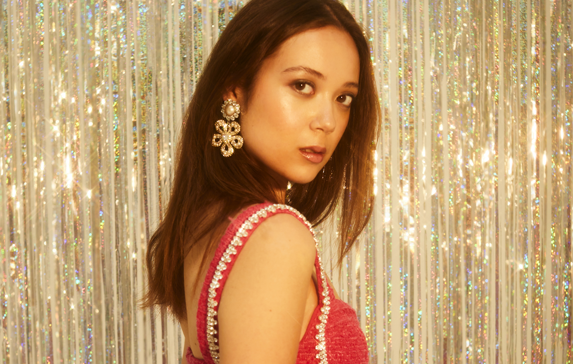 Dai un'occhiata all'emozionante cover orchestrale di Laufey di "Both Sides Now" di Joni Mitchell